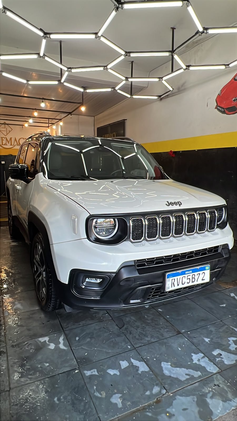 Jeep Renegade com acabamento detalhamento